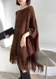 Asymmetrisches Design mit Troddeln von Art Chocolate. Lockeres Herbst-Strickkleid