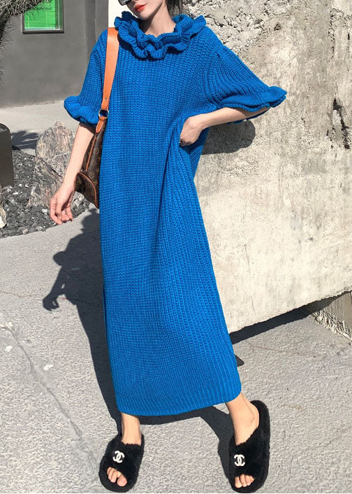 Tailliertes, blaues, gekräuseltes, knöchellanges Strickkleid mit Blütenblattärmeln